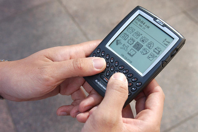 12-BlackBerry-5810-1424765013_660x0.jpg